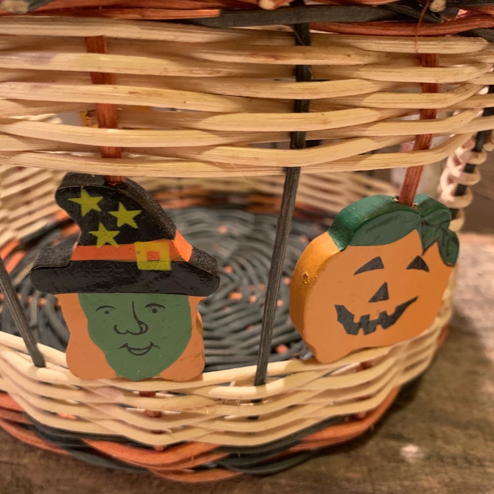 MEDIUM WOVEN HALLOWEEN BASKET. - Picture 6 of 9